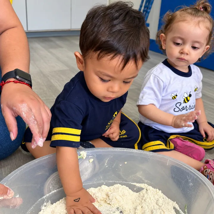 Crianças do Mini Maternal da Escola Sorriso em atividade sensorial