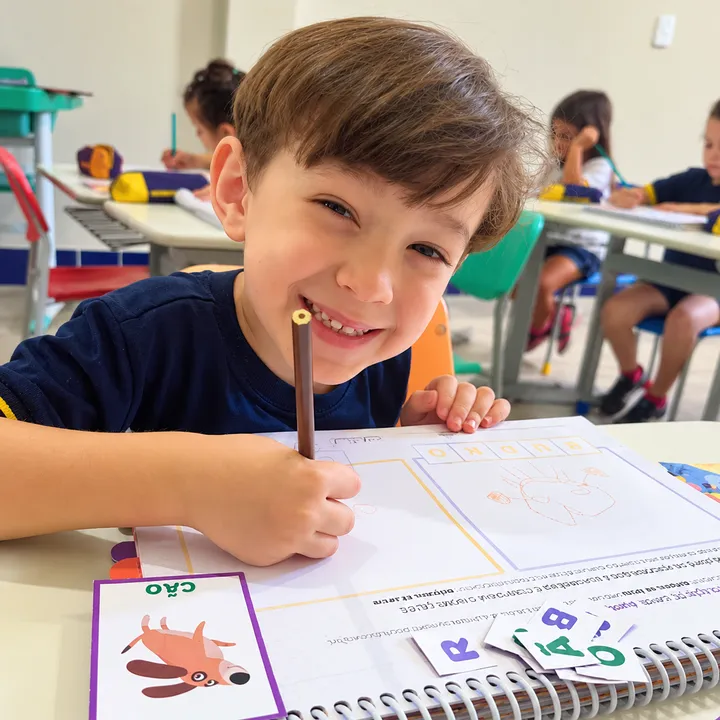 Aluno do Infantil I da Escola Sorriso realizando atividade em sala