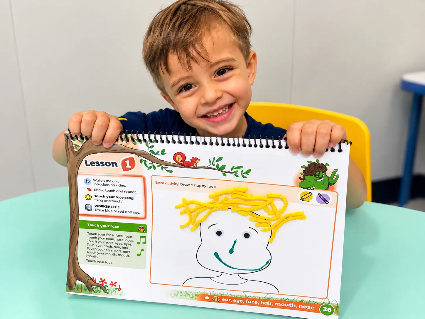 Aluno da Escola Sorriso sorrindo durante atividade de inglês